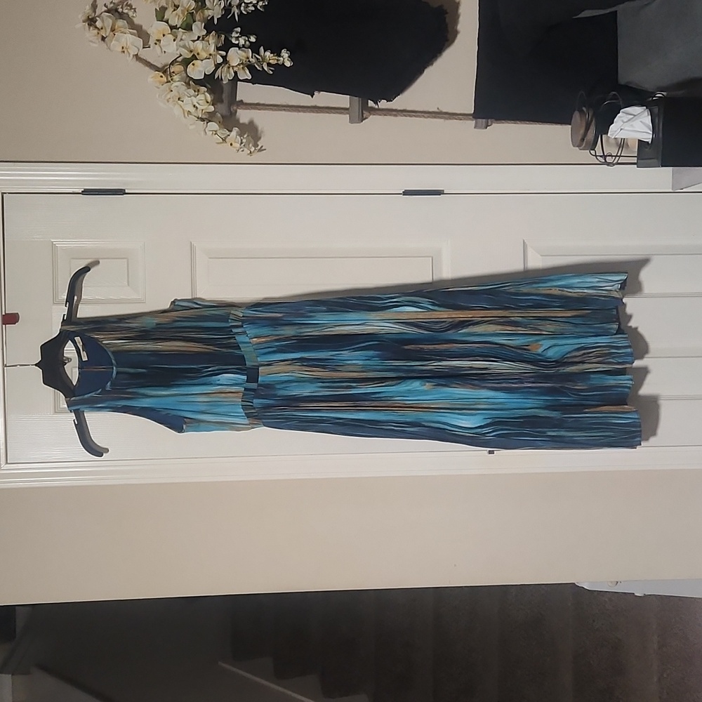 💙 Paper Crown Multicolor Striped Dress, Supper Seek Zipper On Side Gorgeous! 💙